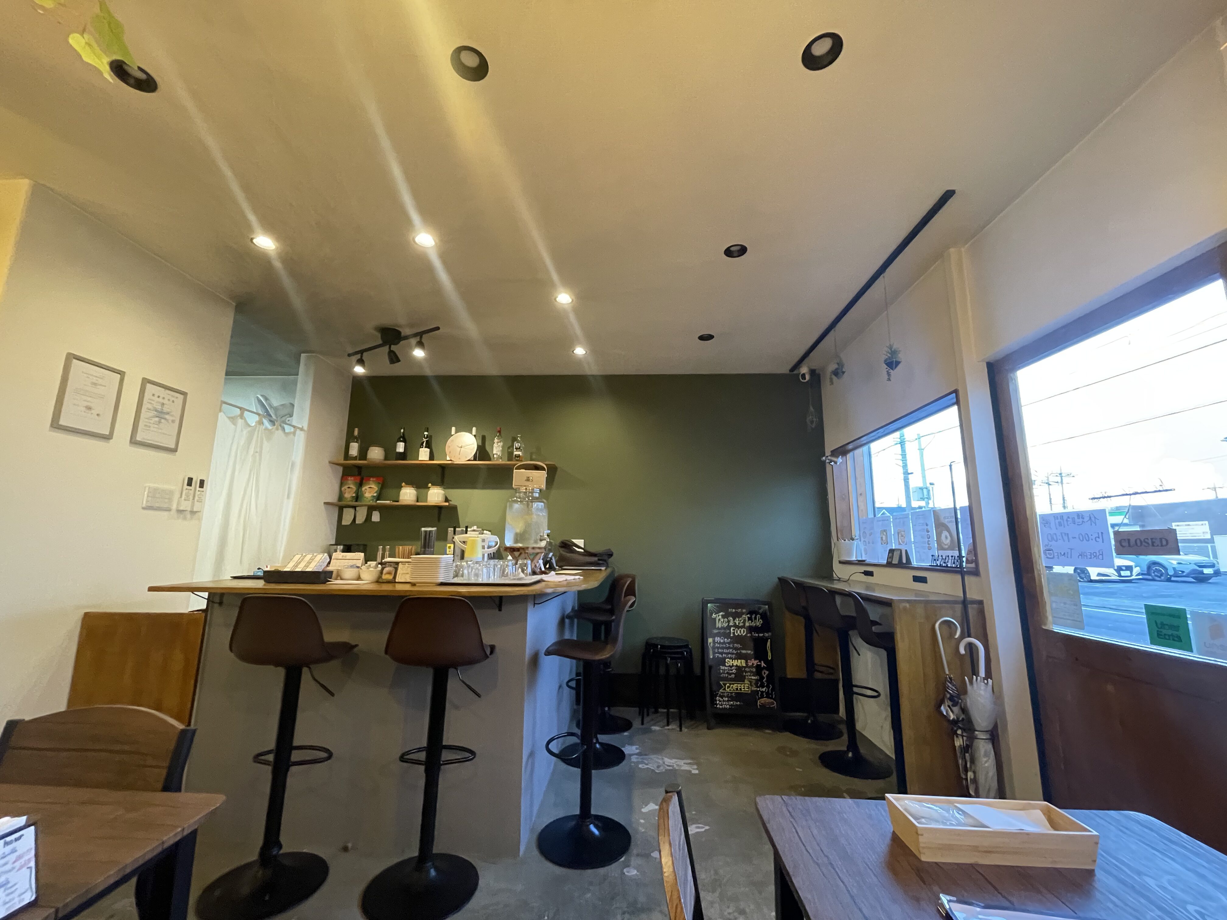 THE 2:42 TABLE 店内