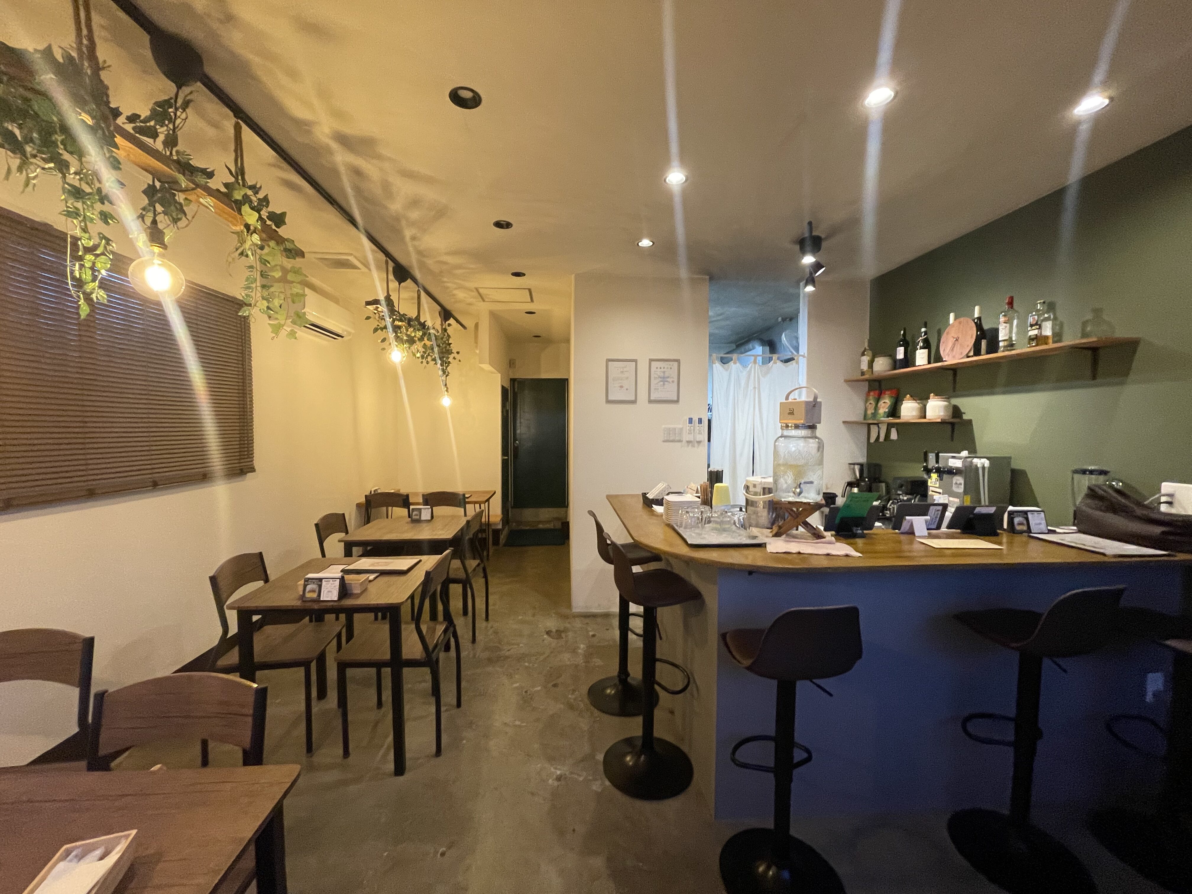 THE 2:42 TABLE 店内