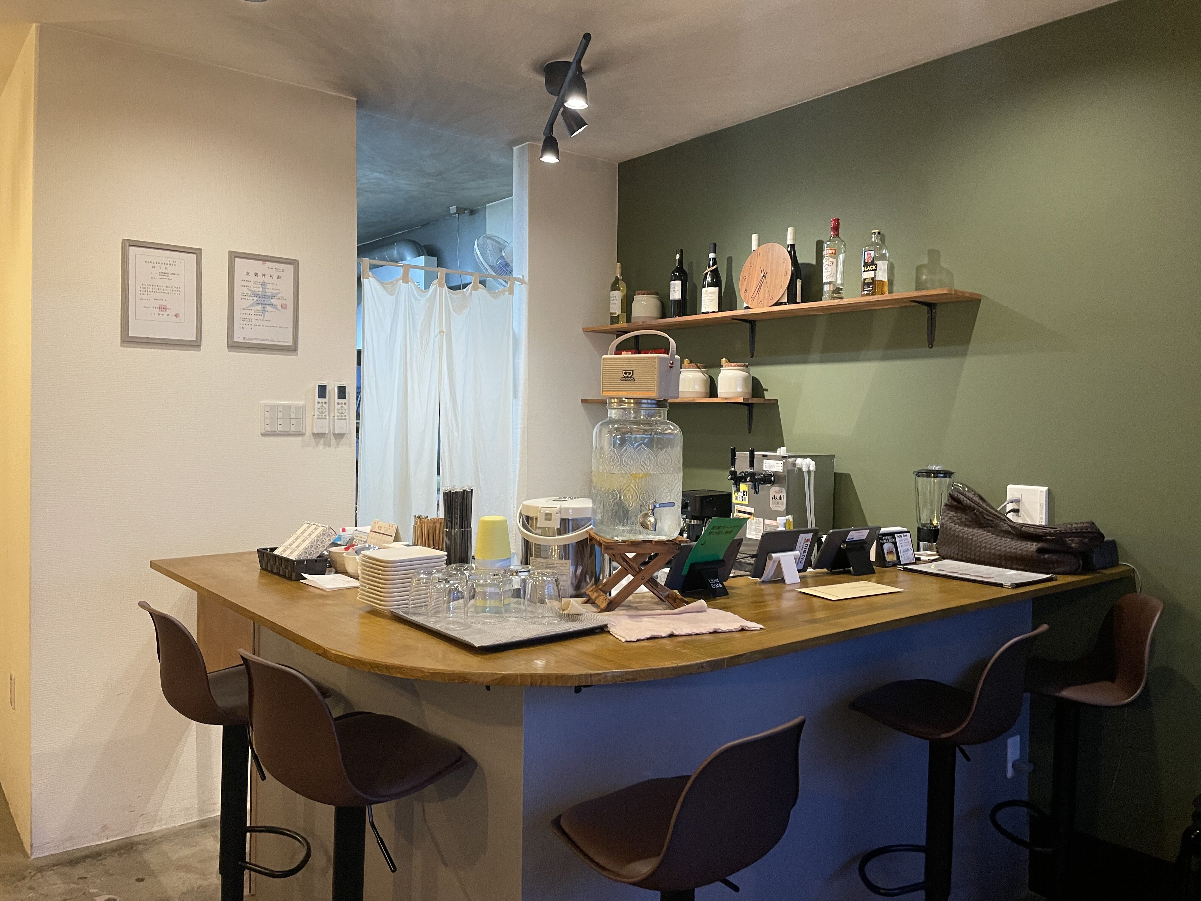 THE 2:42 TABLE 店内